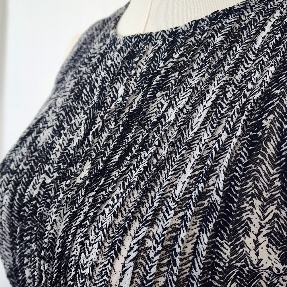 Sleeveless Black & White Textured Tank Top - Picture 5 of 11